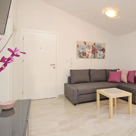 Apartment Ferienwohnung In Mit Eigenem Balkon - B59609 *