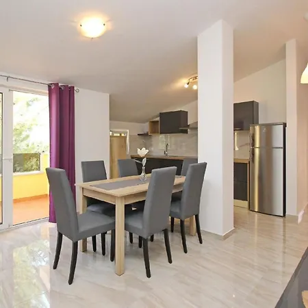 Apartment Ferienwohnung In Mit Eigenem Balkon - B59609